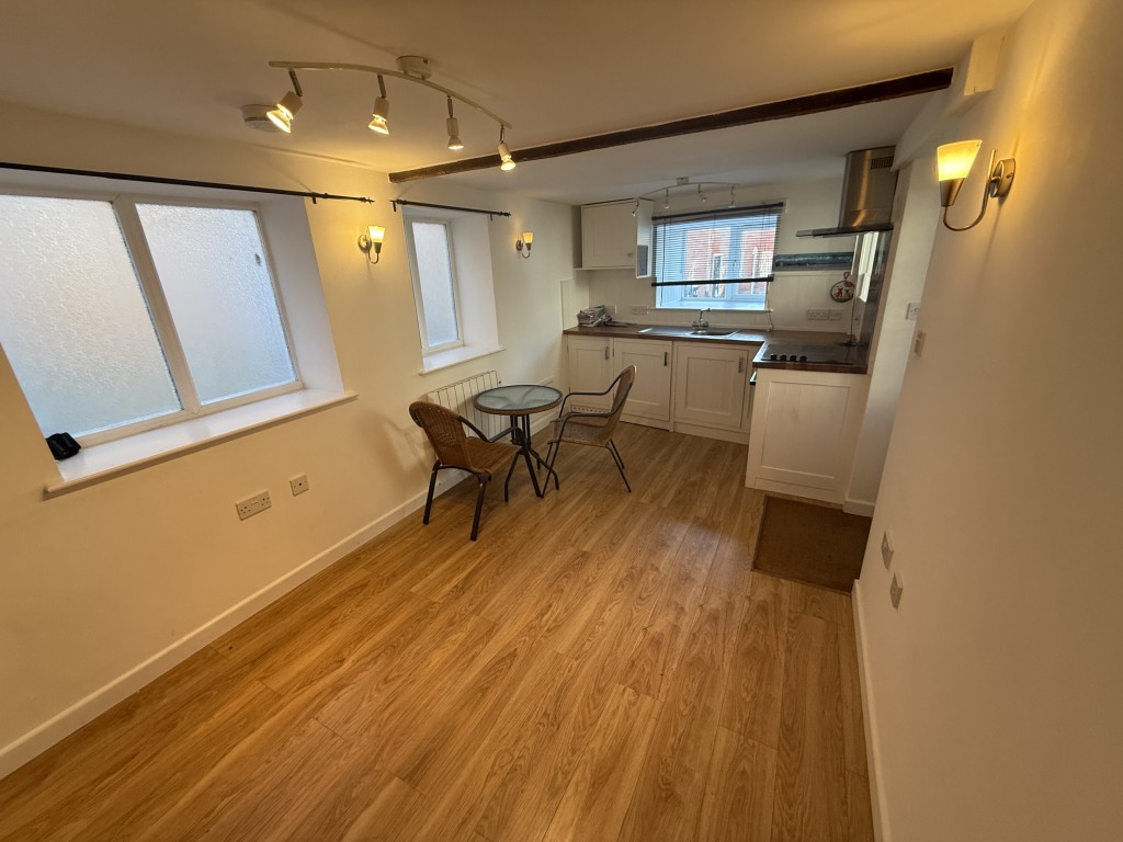 Lot: 126 - ONE-BEDROOM COTTAGE FOR UPDATING - Open plan living and kitchen area